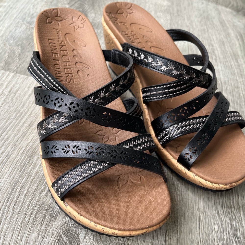 SKECHERS Cali Cork Style Wedge Sandals (7, Black)